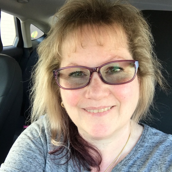 Meet your Posher, Gwen - Picture 1 of 2